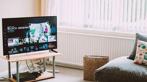 În Marea Britanie, televiziunile tradiționale înregistrează un declin record, tot mai mulți oameni preferă dispozitivele online