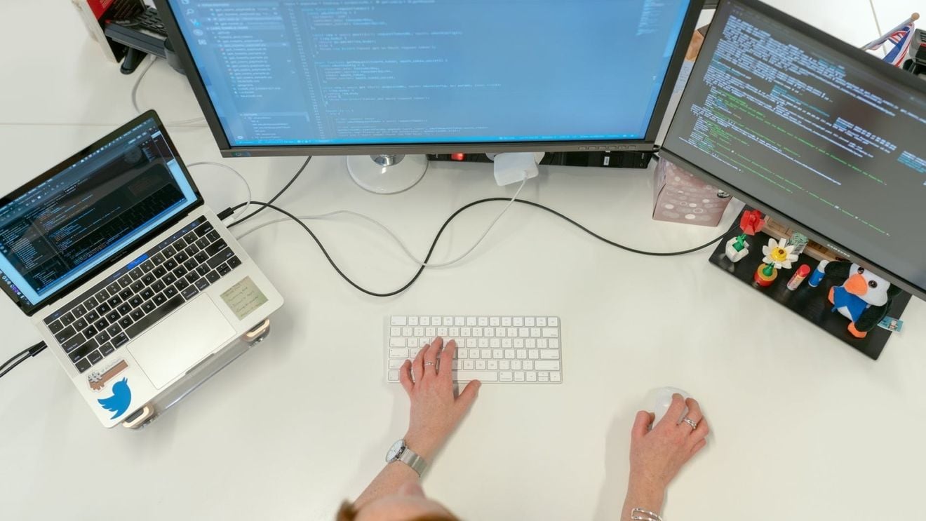 ANALIZĂ Despre unicorni, finanțări de milioane de euro și deficitul de specialiști. Previziuni pentru piața IT în 2022, cu „opriri” în București, Cluj și Iași