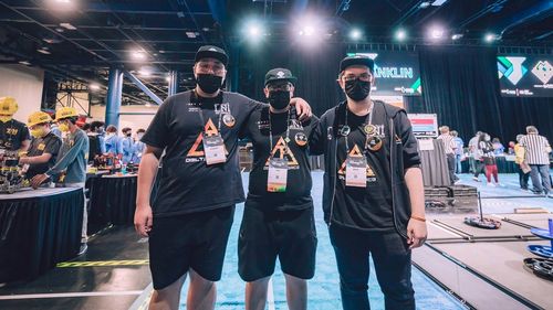 Elevii arădeni care au câștigat Campionatul Mondial de Robotică din Houston nu primesc burse din partea statului român / Mentorul echipei: „Fiecare a primit câte o scrisoare de la președintele Iohannis și atât” / Căpitanul echipei: „Am adus un titlu important pentru România. Am sperat că vom fi recunoscuți”