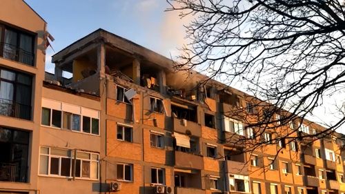 VIDEO Explozie urmată de incendiu într-un bloc din Carei: 11 persoane rănite, dintre care 3 sunt intubate / S-a activat Planul Roşu