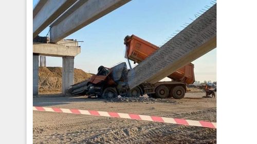 O grindă de beton a căzut peste un camion, pe Drumul expres Craiova-Pitești / Șoferul camionului a scăpat nevătămat