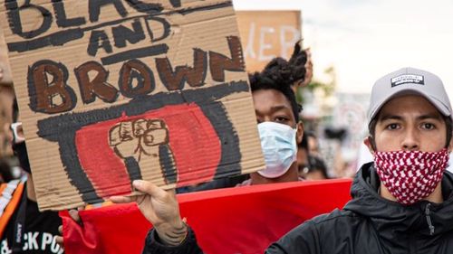 Municipalitatea din New York a acceptat să plătească suma istorică de 13 milioane de dolari către peste 1.000 de americani care au fost arestaţi în vara anului 2020, în timpul demonstraţiilor Black Lives Matter