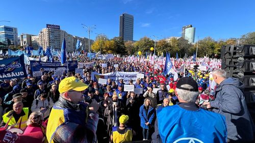 VIDEO Marile sindicate au protestat miercuri în Piața Victoriei din București și au cerut demisia guvernului Bolojan / Circa 15.000 de sindicaliști la protest