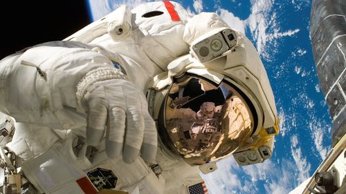 Doi astronauţi chinezi au realizat o nouă ieşire extravehiculară pe orbita Pământului