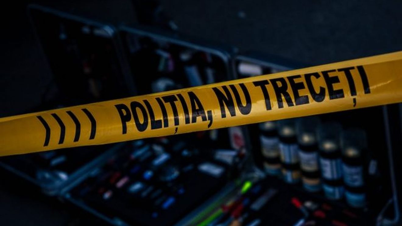 Două maşini de poliţie s-au ciocnit în timpul unei urmăriri; patru agenţi au fost răniţi