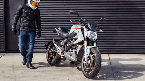 ANALIZĂ Sunt suficienți 2.600 de euro pentru a face trecerea de la o motocicletă convențională la una electrică?