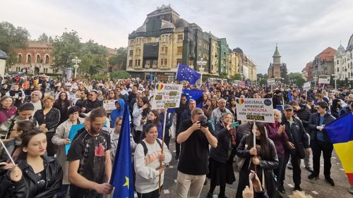 FOTO Manifest anti-Simion, în Piața Operei din Timișoara: „Duminică votăm între rău și bine. Fără nuanțe / Nu votăm răul cel mic, ca atunci când am avut de ales între Iliescu și Vadim”