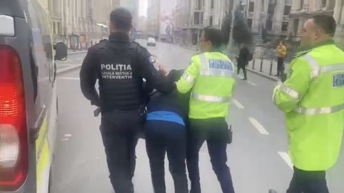 București: Un bărbat de 29 de ani a atacat cu bucăți de piatră cubică echipajul Poliției Locale, aflat la intrarea în Pasajul Unirii