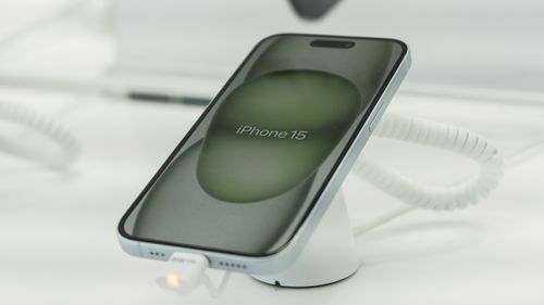 O tânără din Suceava a cumpărat cu 2.500 lei un iPhone 15 de pe o platformă online, dar a fost înșelată / Ce (nu) conținea coletul?