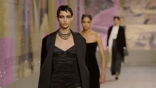 Analiza bancherilor asupra LVMH, cea mai mare companie producătoare de bunuri de lux din lume: la brandul Louis Vuitton designurile au devenit „ușor învechite și repetitive” / Dior va lucra la colecții cu un raport calitate-preț mai atractiv