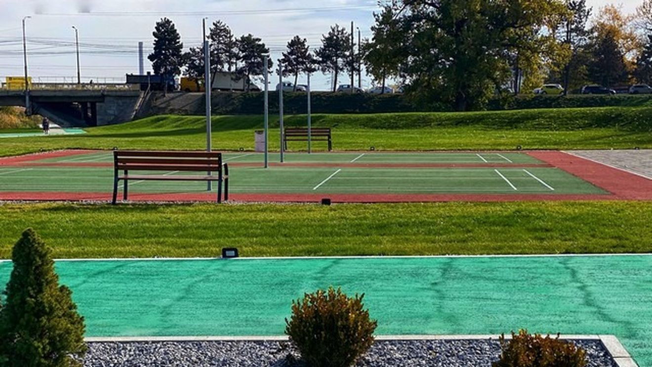 FOTO Zonă de promenadă de 16 milioane de lei, inaugurată, sâmbătă, la Suceava / 15 hectare de alei, piste pentru bicicliști, terenuri de tenis și badminton