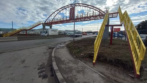 Pasarelele periculoase pe Centura Capitalei care nu duc nicăieri pot oricând provoca o tragedie: pilon din beton pe prima bandă de circulaţie, scări din fier nefixate în beton și nesemnalizate. CNAIR: "Sunt încă în lucru"