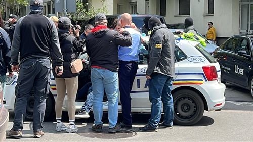 VIDEO Mașină de poliție percheziționată. Doi polițiști ar fi fost prinși în flagrant când ar fi primit mită (surse)