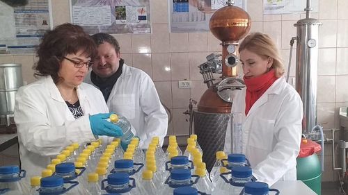 Profesorii de la Universitatea "Aurel Vlaicu" Arad au produs în laboratoare peste 1000 de litri de dezinfectant, care a fost donat spitalelor
