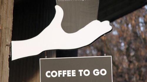 Guvernul ceh interzice vânzarea cafelei pentru a fi consumată pe sradă din cauza pandemiei de coronavirus