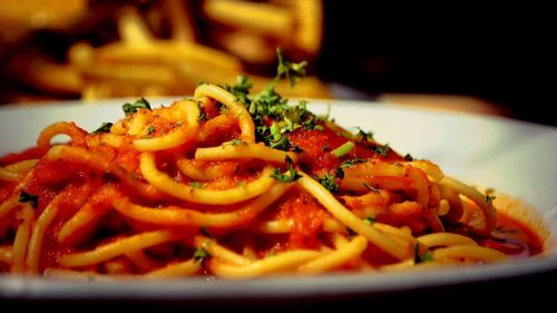 Proprietarii restaurantelor din centrul Sibiului, îngrijorați de creșterea TVA: „Credeți că o să mai vină lumea dacă scumpim?” / „Estimăm că 4 din 10 restaurante o să se închidă în perioada următoare”