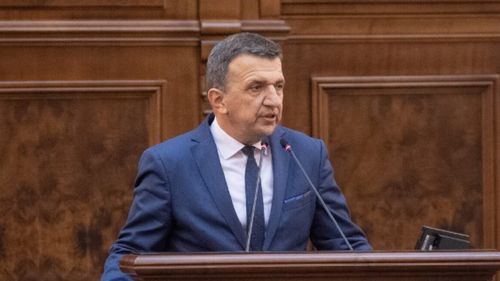 Senatorul Liviu Brătescu a demisionat din PNL, nemulţumit că i s-a propus locul patru pe lista pentru Camera Deputaţilor: Nu mi-aş putea găsi un astfel de loc într-o politică unde cumătria e criteriul de promovare