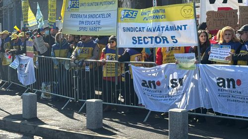 VIDEO Sindicaliștii din educație au protestat în faţa Palatului Cotroceni și amenință cu greva generală / Lider de sindicat, după discuții la Președinție: „Categoric există o majoritate a colegilor care vor dori declanșarea grevei generale în perioada examenelor naționale”