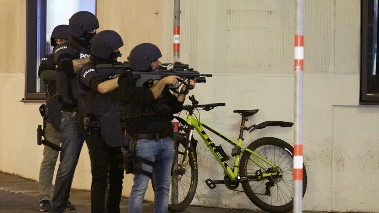 Cine e teroristul din Viena: Un tânăr de 20 de ani născut în Viena din părinți de origine albaneză; el a vrut să plece în Siria la război și era urmărit de autorități