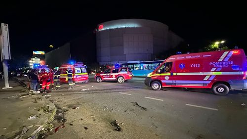 FOTO VIDEO 10 persoane duse la spital, în urma unui accident produs la Piața Unirii / Un autoturism cu 5 persoane și un microbuz cu 10 nepalezi sunt implicate în accident