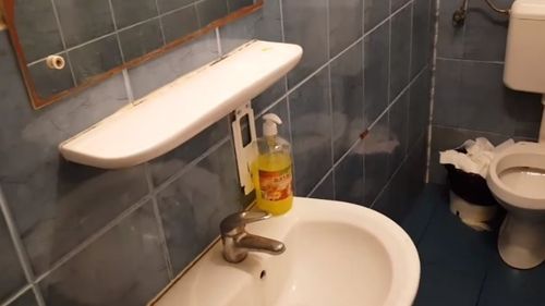 VIDEO Un deputat USR a publicat o înregistrare cu mizeria din subsolul Spitalului Județean Brașov, unde sunt vestiarele personalului