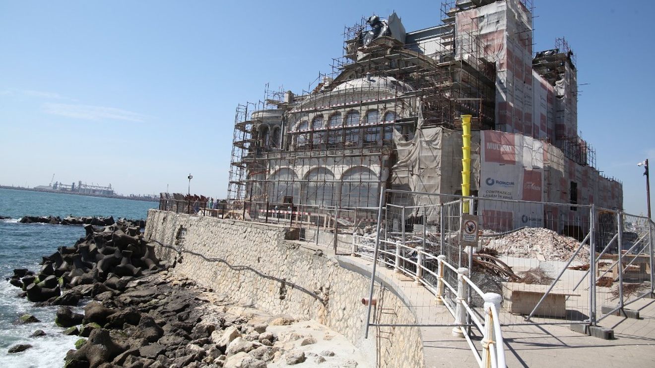 Restaurarea Cazinoului din Constanța intră în zodia birocrației din cauza unor lucrări neprevăzute, susține directorul companiei care îl reabilitează: ”Pentru că procedura de achiziție este bazată pe o documentație mai mult beletristică, fără o expertiză reală a structurii de rezistență”