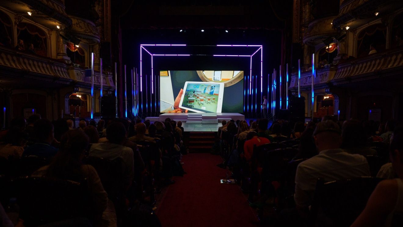 Digitalizarea în administrație: Comuna care și-a demolat casieria versus orașul cu roboțel Antonia în primărie, dar care nu își poate încă monitoriza mașinile de gunoi