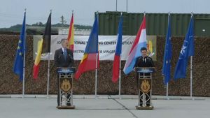 Nicuşor Dan, la Cincu: Prezenţa militarilor spanioli în România, dovadă clară a angajamentului Madridului faţă de apărarea colectivă / Regele Spaniei: Forţele noastre militare cooperează în cadrul NATO