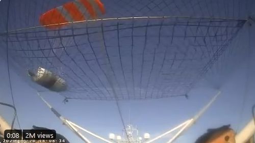 VIEDEO Cum sunt recuperate piesele rachetelor cu care Elon Musk trimite oameni în spațiu