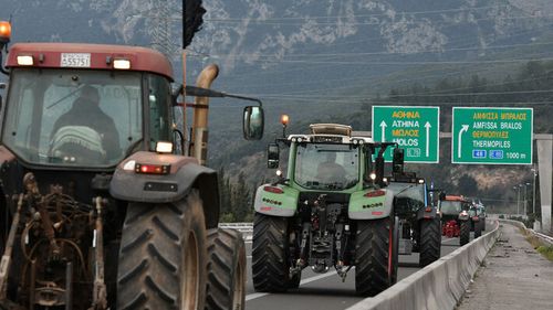 Fermierii greci protestează în faţa parlamentului de la Atena / Peste 130 de tractoare și zeci de camioane au claxonat în centrul capitalei elene