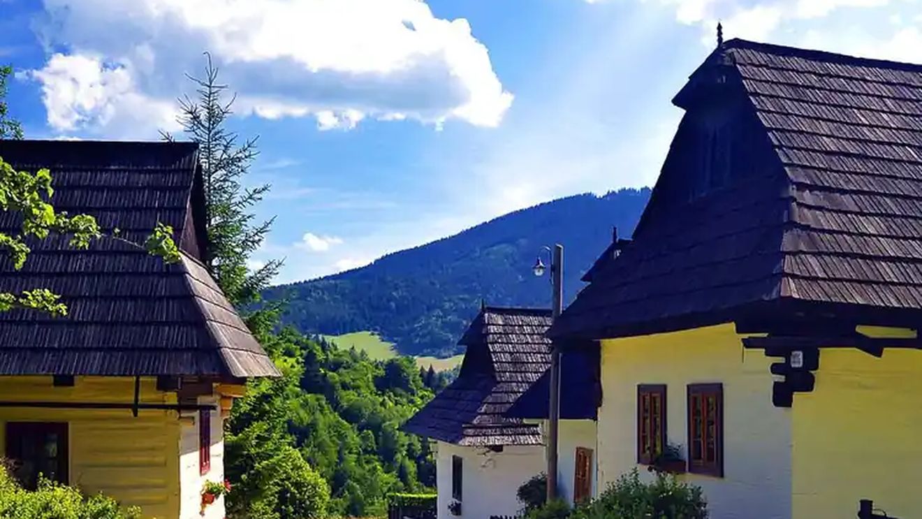 Locuitorii unui sat din Slovacia vor să renunțe la statutul de obiectiv UNESCO / Sunt sătui de turiști / Cei 17 săteni ai localității primesc 400 de euro pe an pentru a compensa inconvenientele 