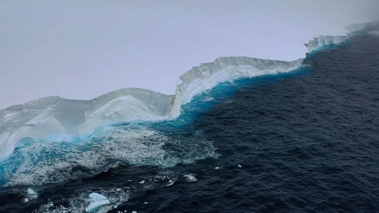 Monstrul A23a: Cel mai mare iceberg din lume cântărește aproape un trilion de tone / Cercetătorii spun că a ajuns într-un punct critic al călătoriei sale