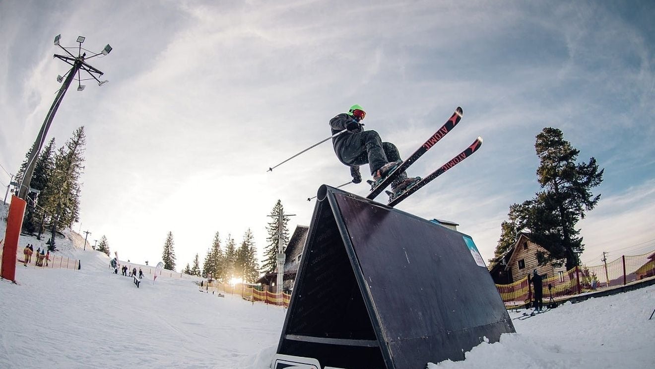 Păltiniș Arena și-a ținut zăpada conservată peste iarnă / Primul sistem de snow-farming din România / Sezonul de schi se deschide aici în ultima sâmbătă din noiembrie