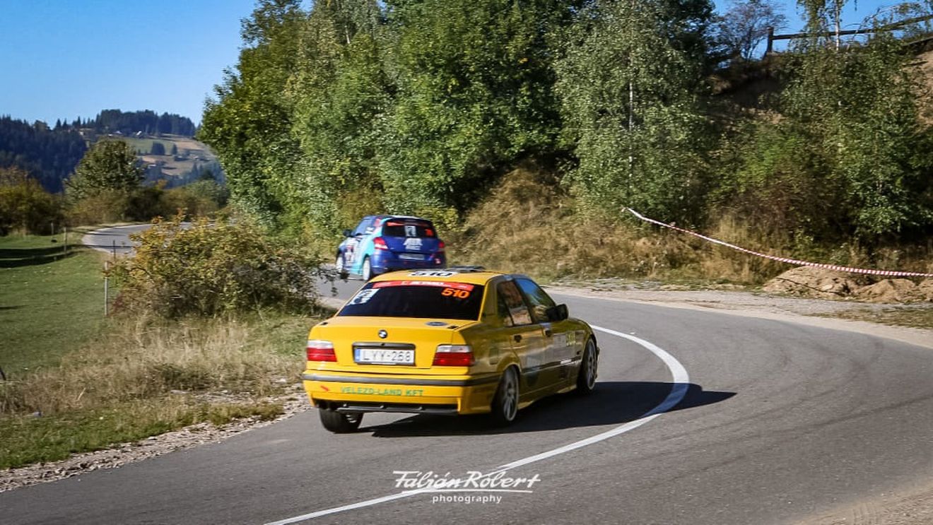 Un echipaj, participant la Raliul Clujului a fost implicat într-un accident/ Piloții au fost transportați la spital