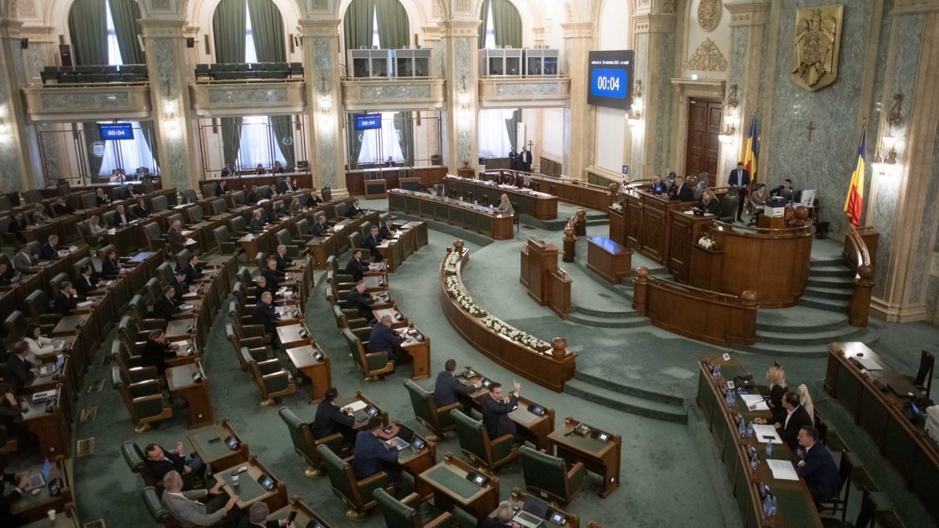 Nou protest al funcţionarilor publici din Senat. Principala revendicare: creşterea salariilor cu 20%