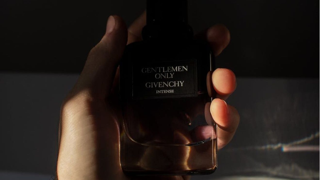 Peste un milion de parfumuri contrafăcute de la Dior, Givenchy și Guerlain au fost confiscate în Grecia