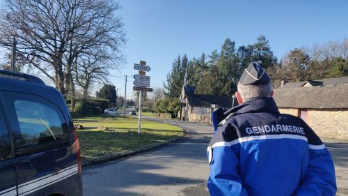 Petrecerea ilegală cu 2500 de persoane din Franța a continuat vineri noapte / Mai mulţi oameni, veniți din mai multe părți ale Franței, dar și din Marea Britanie și Spania au dormit în maşini înainte de a reveni la petrecere