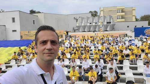 SURSE Un membru AUR, șef de cabinet al unei deputate, prins în flagrant când ar fi primit 1.500 de lei mită pentru a-și trafica influența / AUR a anunțat excluderea lui din partid