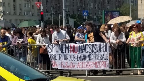 VIDEO Mesajele profesorilor care protestează în fața Guvernului: Nu ne dorim să plecăm în vacanțe în Florida, vrem doar să nu stăm cu gândul la datoriile pe care le facem de la o lună la alta
