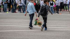 Ministrul Educației: Nu reducem bursele sociale, au un rol foarte important în a aduce copiii la școală