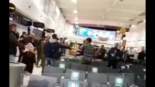 VIDEO Bătaie generală pe Aeroportul din Londra între mai mulți etnici romi care așteptau avionul să revină în România