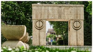 Ansamblul monumental „Calea Eroilor” realizat de Constantin Brâncuşi la Târgu Jiu şi Frontierele Imperiului Roman - Dacia au primit acceptul pentru a fi incluse în Lista Patrimoniului Mondial UNESCO