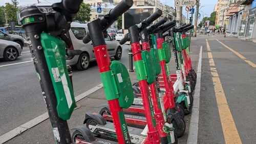 Proiect de lege votat de Parlament: Se va plăti RCA şi pentru trotinetele electrice, bicicletele electrice şi alte vehicule similare / Actul normativ merge la promulgare
