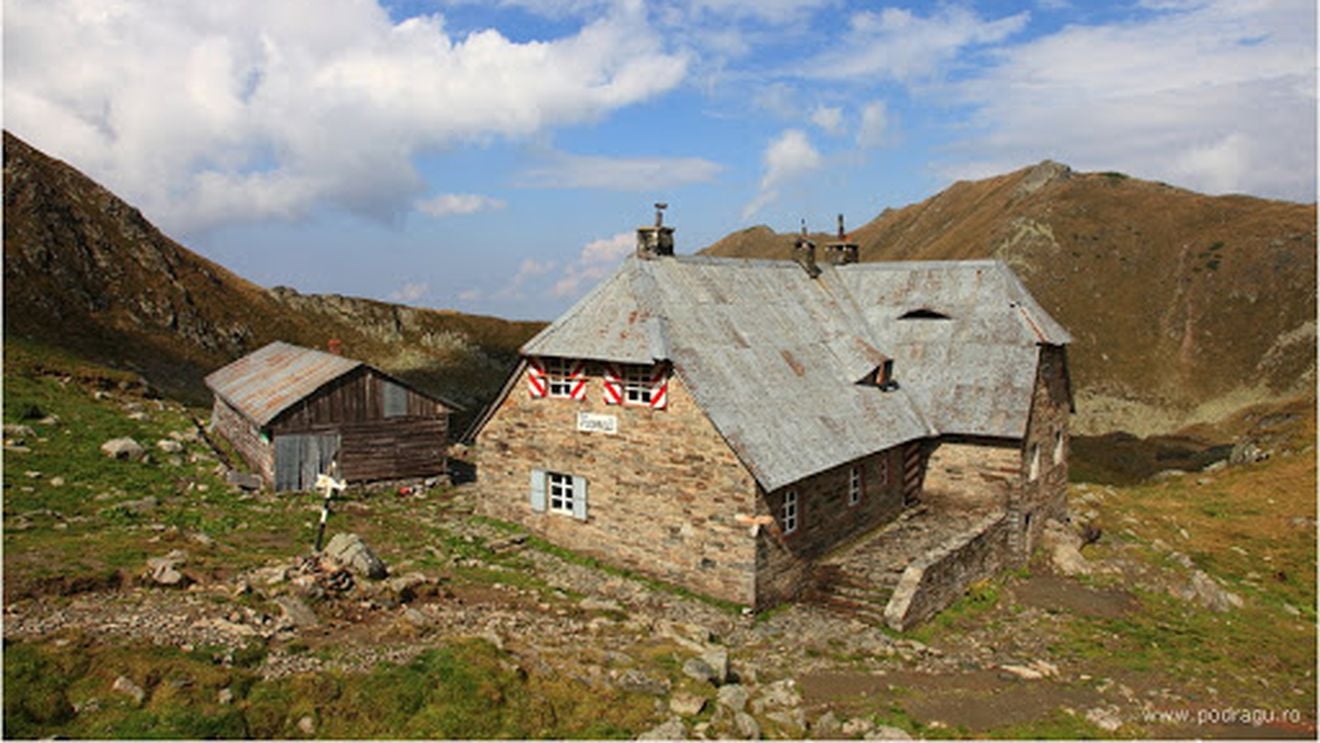 Cabana Podragu din Munţii Făgăraș se închide de la 20 octombrie / ”Vă așteptăm cu mare drag în sezonul următor” / Cabana a fost construită de către BNR