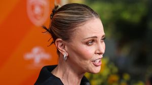 Charlize Theron îi critică pe Jeff Bezos și Lauren Sanchez pentru că nu au invitat-o la nuntă: „Sunt jalnici”