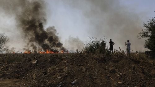 Sute de hectare din şapte judeţe, afectate de incendii de vegetaţie/ La intervenţii participă şi o aeronavă Black Hawk