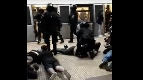 VIDEO Intervenție în forță a jandarmilor împotriva mai multor suporteri steliști care s-au refugiat la metrou