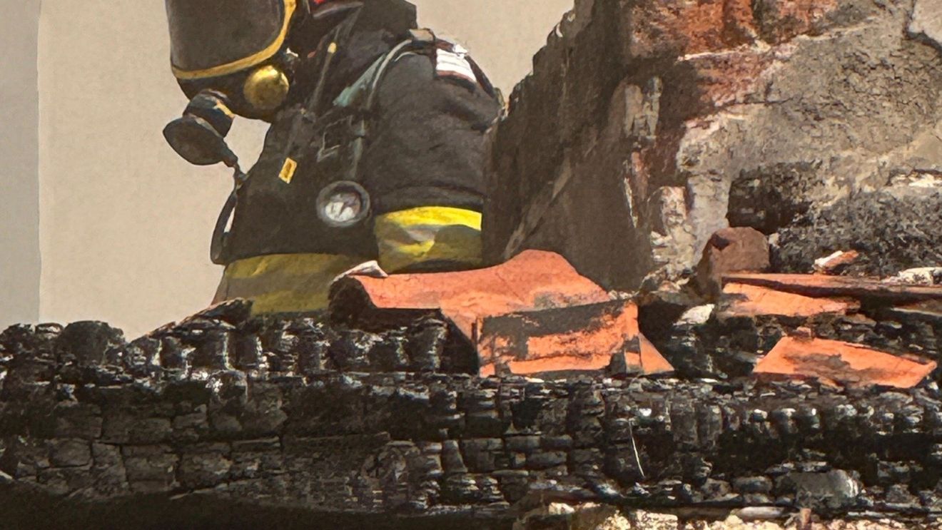 O hală de reciclare deşeuri a luat foc într-o comună din Arad / Focul s-a extins pe o suprafaţă de 6.000 de mp / Angajaţii s-au autoevacuat