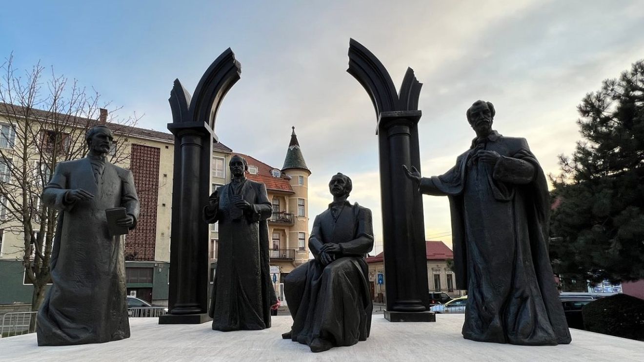 Grupul statuar Școala Ardeleană a fost amplasat în Târgu Mureș