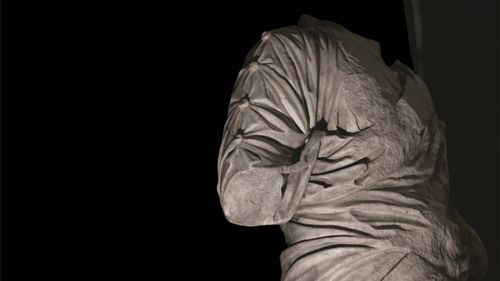 Statuia unei zeităţi romane, descoperită în 2023 în timpul reabilitării unei străzi, expusă în premieră la Alba Iulia